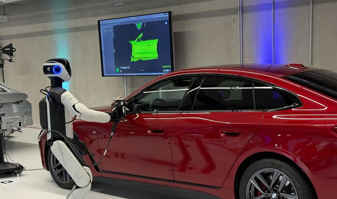 Ein Roboter wie ihn BMW in Leipzig einsetzt.