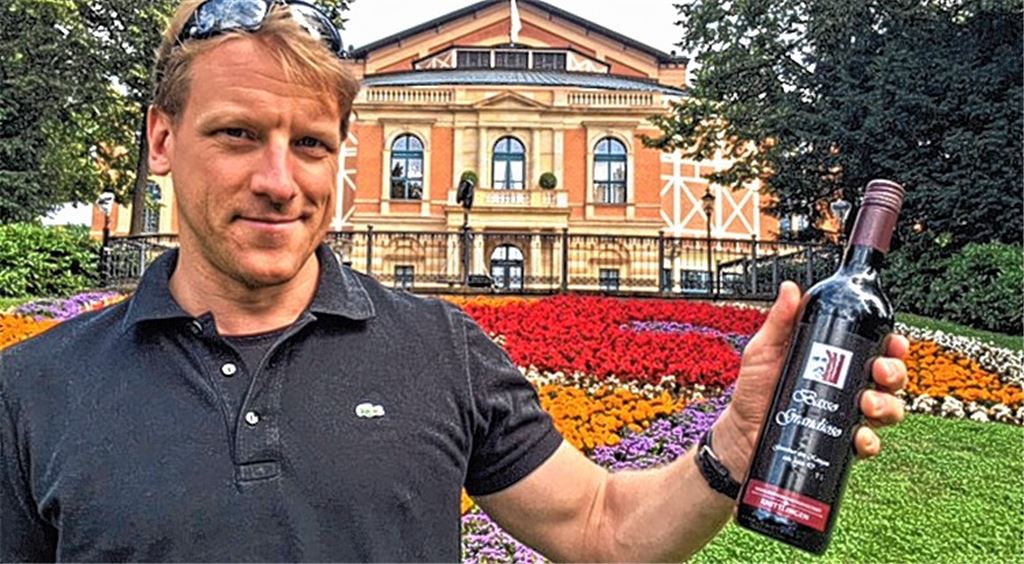 Ein Roter auf dem Grünen Hügel