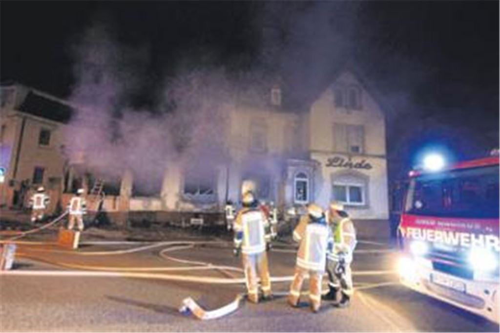 Ein Sachschaden von annähernd 100000 Euro ist bei einem Brand am frühen Donnerstagmorgen in der Gaststätte Linde an der Lienzinger Straße entstanden. Fotos: Keller, Myroshnichenko