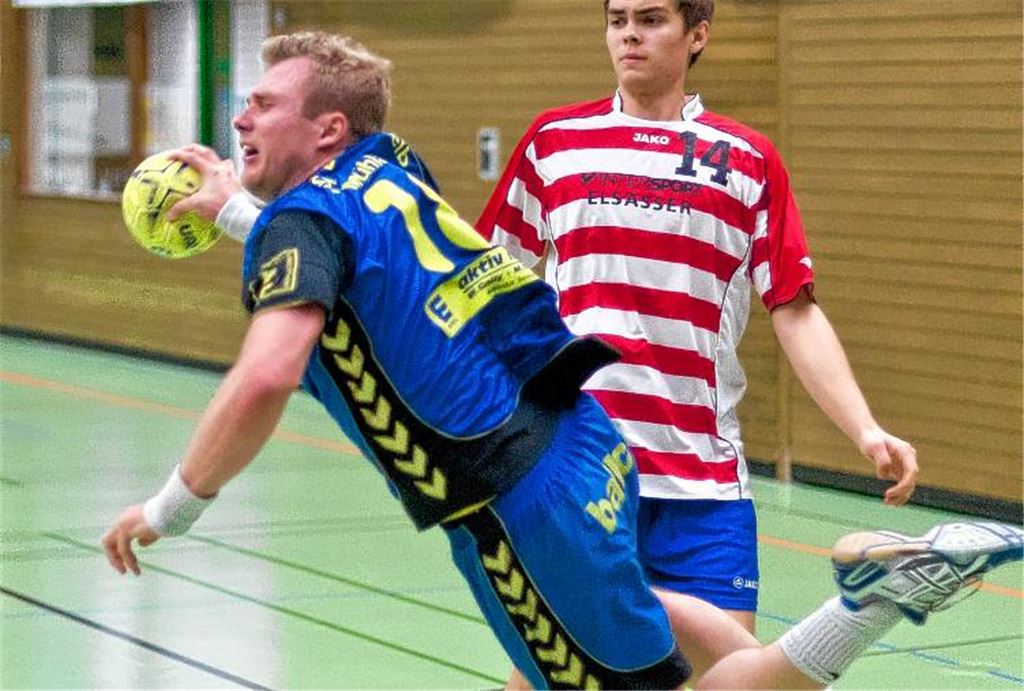 Ein Schatten seiner selbst: Jörg Bidlingmaier (li.) hat sich für die Mannschaft aufgeopfert aber nun macht die Schulter endgültig nicht mehr mit. Er setzt für den Rest der Saison aus. Foto: Zschorsch