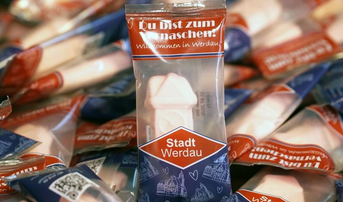 Ein Schaumzucker-Souvenir aus Werdau sorgt für Lacher: Nicht jeder sieht in dem rosafarbenen Stück die historische Uhr der Stadt.