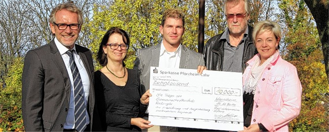 Ein Scheck wechselt seinen Besitzer: Ulrich Münchinger (v.li.), Vizevorsitzender der Rolf-Scheuermann-Stiftung, Judith Klöfer-Schneider, Konrektorin, Matthias Enz, Kämmerer von Wiernsheim und Geschäftsführer des Schulverbands Platte, Klaus-Peter Böhringer, Schriftführer der Stiftung, und Melanie Kochenburger, Elternbeirätin.