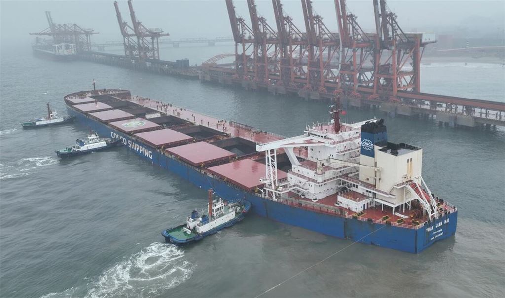 Ein Schiff mit brasilianischem Eisenerz legt im Hafen von Tangsahn an. Chinas Konkuntur hat im April Schwung verloren.