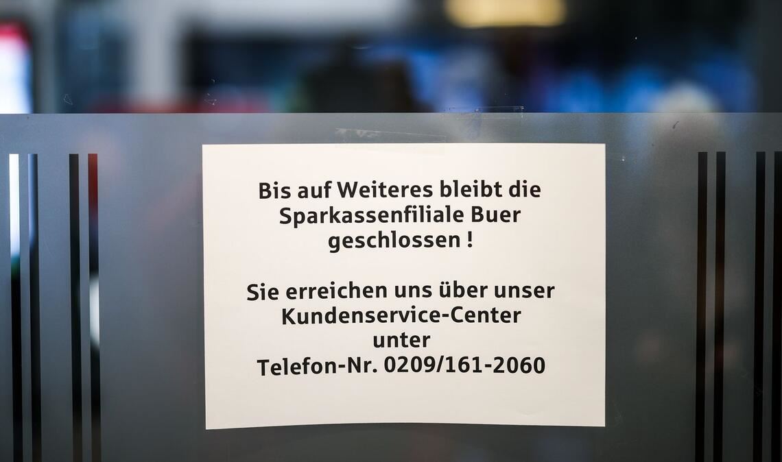 Ein Schild informiert die Kunden der Bank darüber, dass die Filiale bis auf Weiteres geschlossen bleibt.