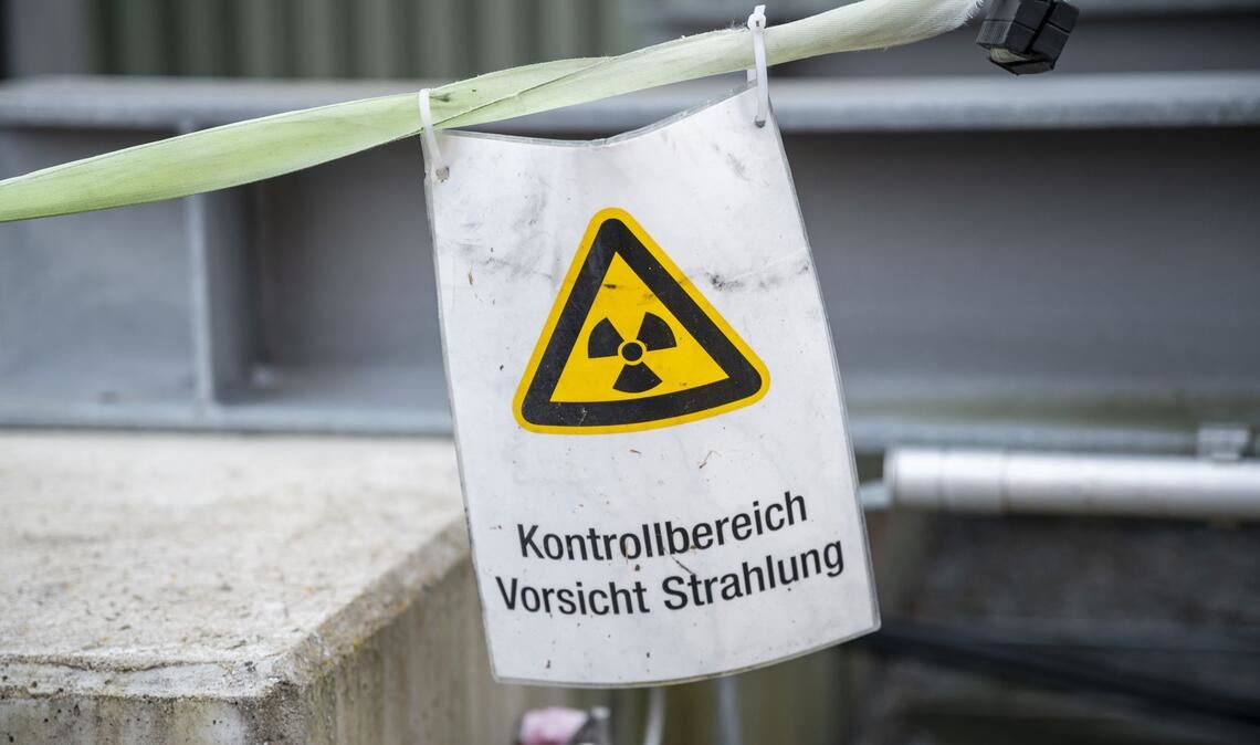 Ein Schild mit dem Warnhinweis „Kontrollbereich Vorsicht Strahlung“ im bayerischen Grafenrheinfeld.