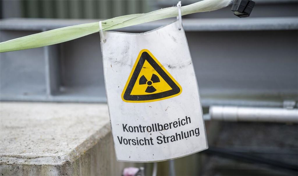 Ein Schild mit dem Warnhinweis „Kontrollbereich Vorsicht Strahlung“ im bayerischen Grafenrheinfeld.