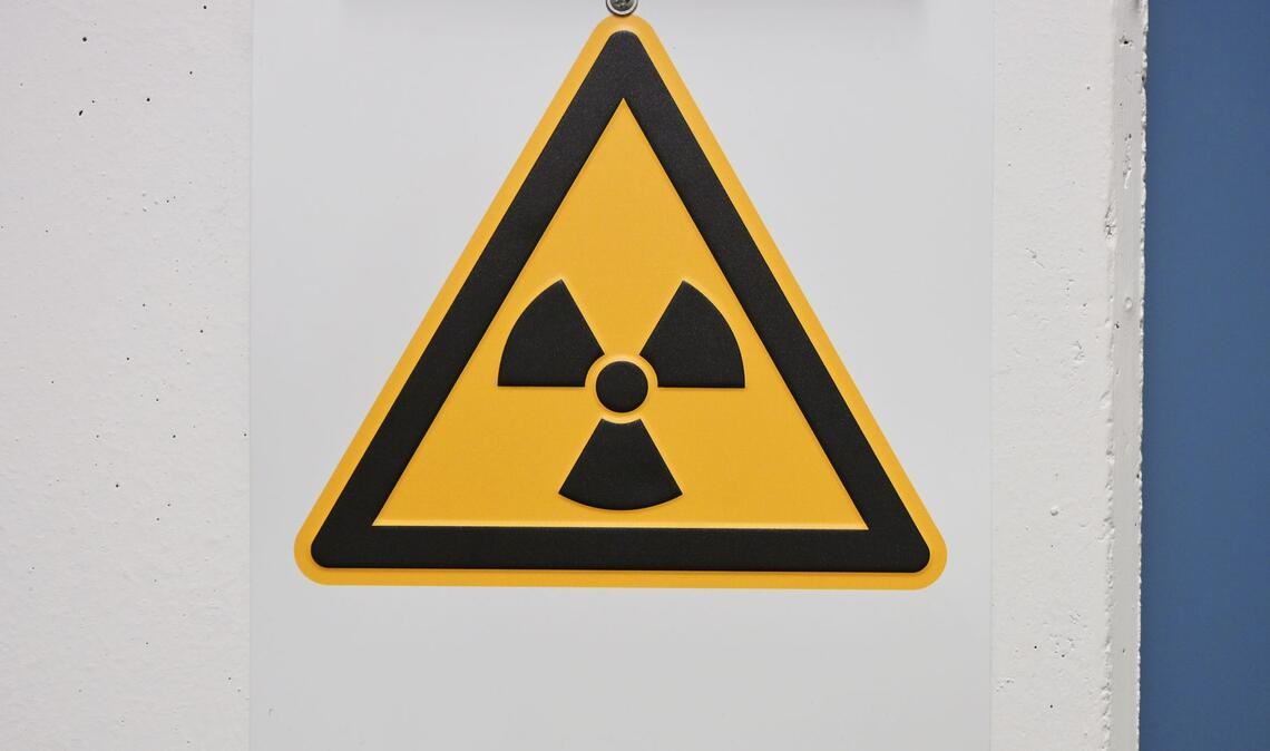 Ein Schild mit der Aufschrift "radioaktiv" hängt im Labor im Bundesamt für Strahlenschutz .