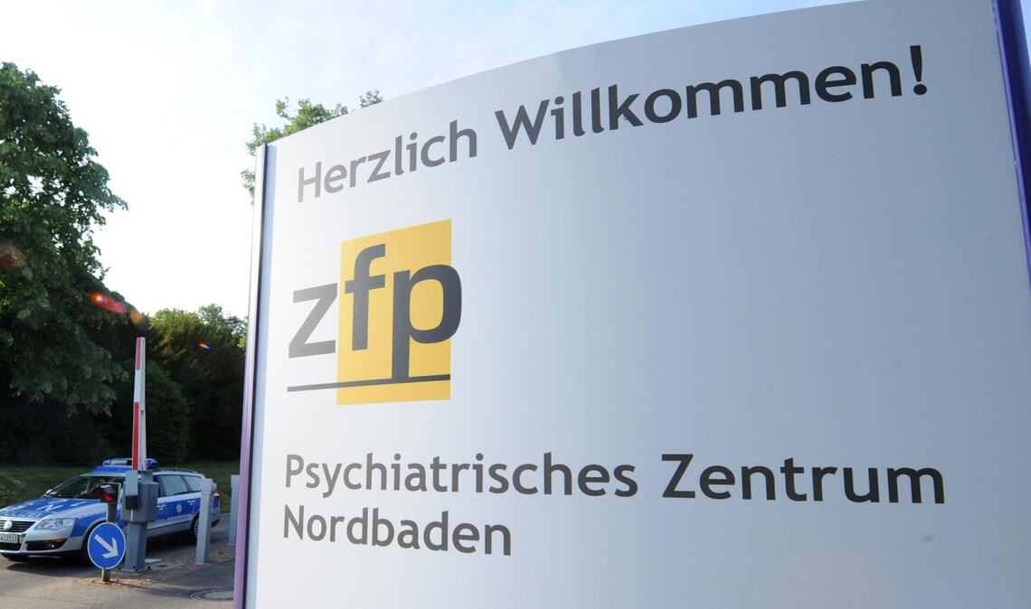 Ein Schild steht am Eingang zum Psychiatrischen Zentrum Nordbaden in Wiesloch (Archivbild).