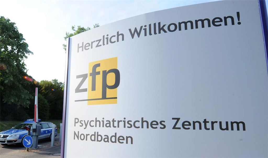Ein Schild steht am Eingang zum Psychiatrischen Zentrum Nordbaden in Wiesloch (Archivbild).