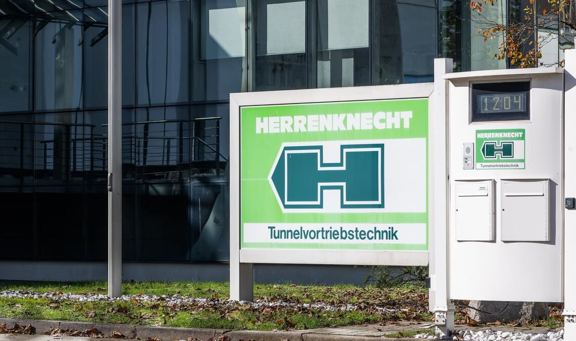 Ein Schild steht auf dem Firmengelände von Herrenknecht. Im Streit um entfernte Blumenkübel in Schwanau bleibt Unternehmer Herrenknecht hart.