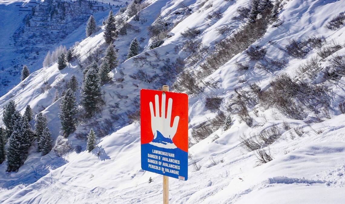 Ein Schild warnt vor Lawinengefahr. (Archivbild)