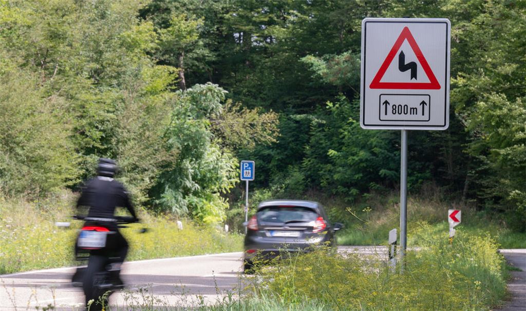 Ein Schild warnt vor den Kurven im Waldgebiet zwischen Illingen und Schützingen. Doch für manche Motorradfahrer sind sie gerade der besondere Reiz. Foto: Fotomoment