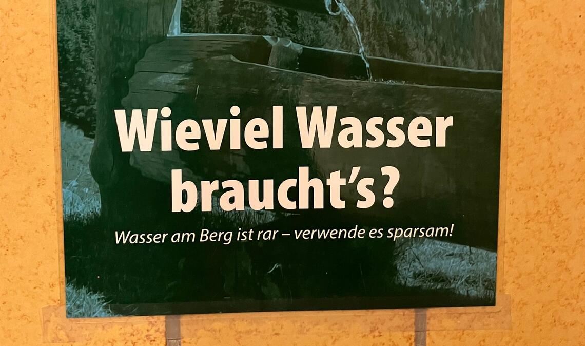 Ein Schild weist auf den Wassermangel in der Hütte hin