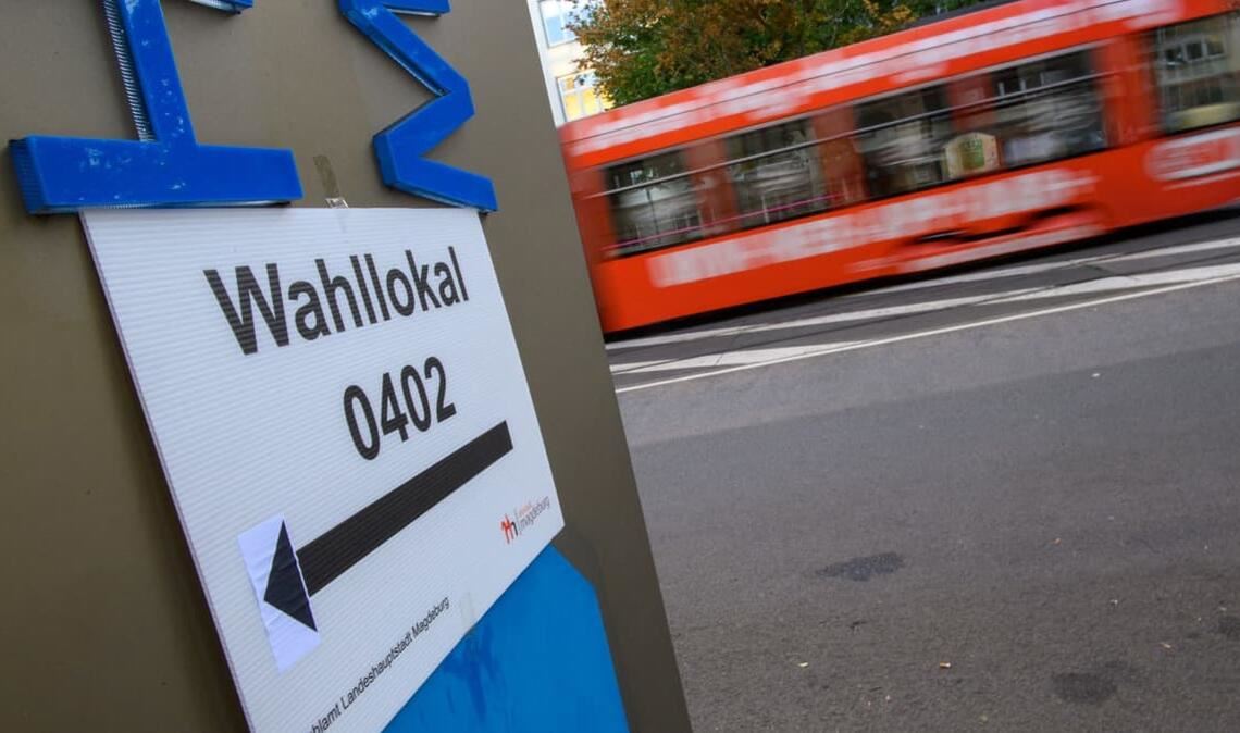 Ein Schild weist den Weg zu einem Wahllokal. Am Sonntag wird in Sachsen-Anhalt ein neuer Landtag gewählt. Die Vorbereitungen in den Wahllokalen hatten am Morgen begonnen.