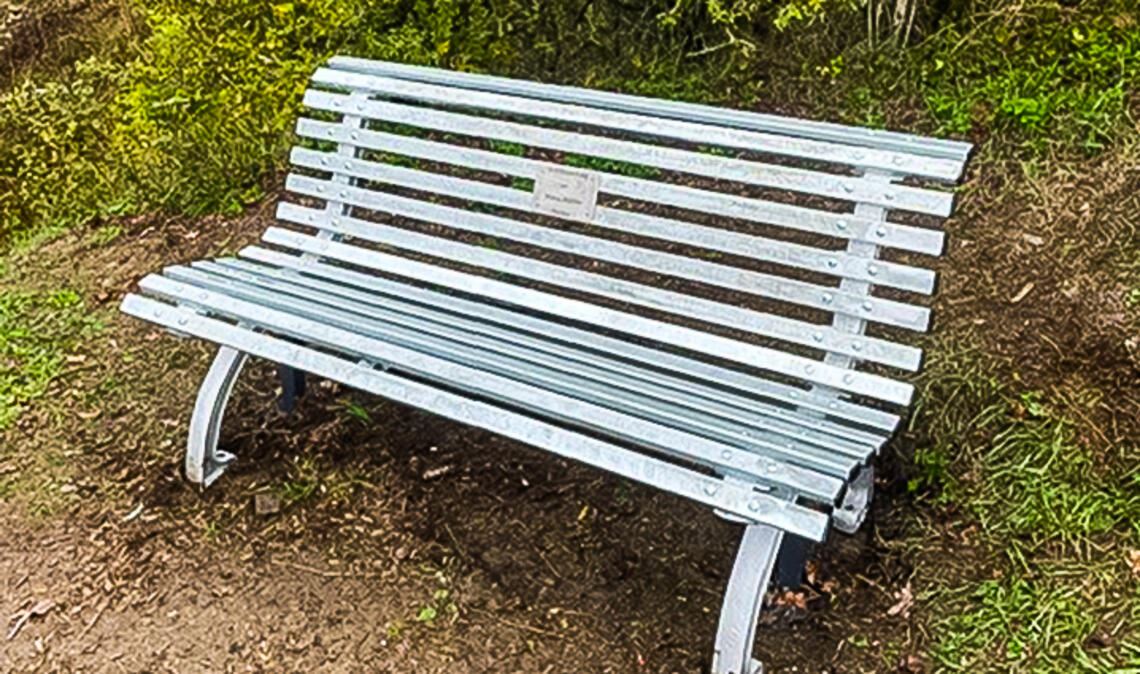 Ein Schmuckstück und besonders stabil dazu: die neue „offizielle“ Sitzbank am Ausblick auf das Mühlhäuser Enztal. Foto: privat