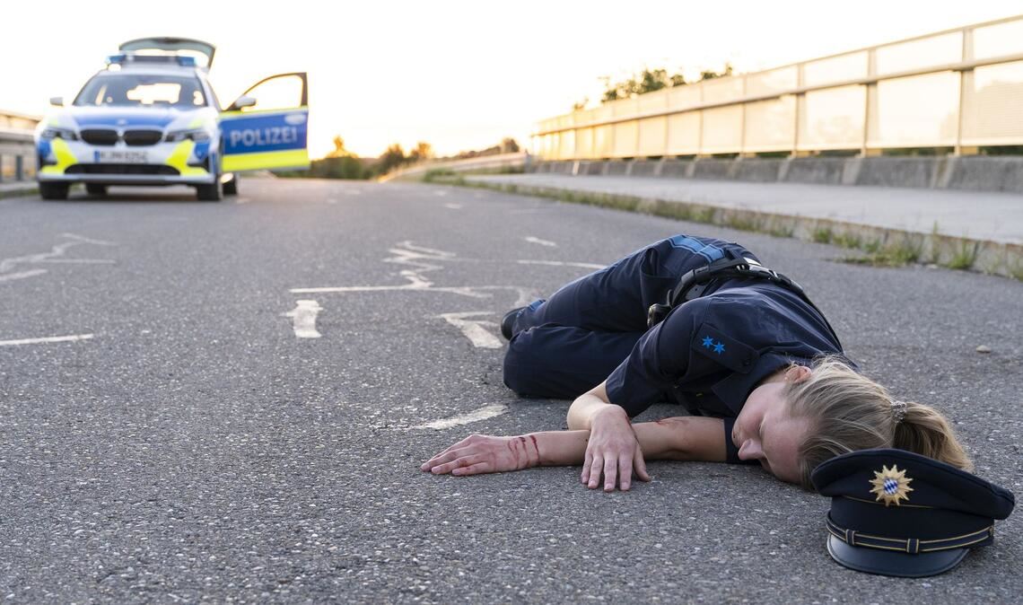 Ein Schock am Anfang des Films: Bei einer Routinekontrolle erschießt ein Autofahrer eine Polizistin.