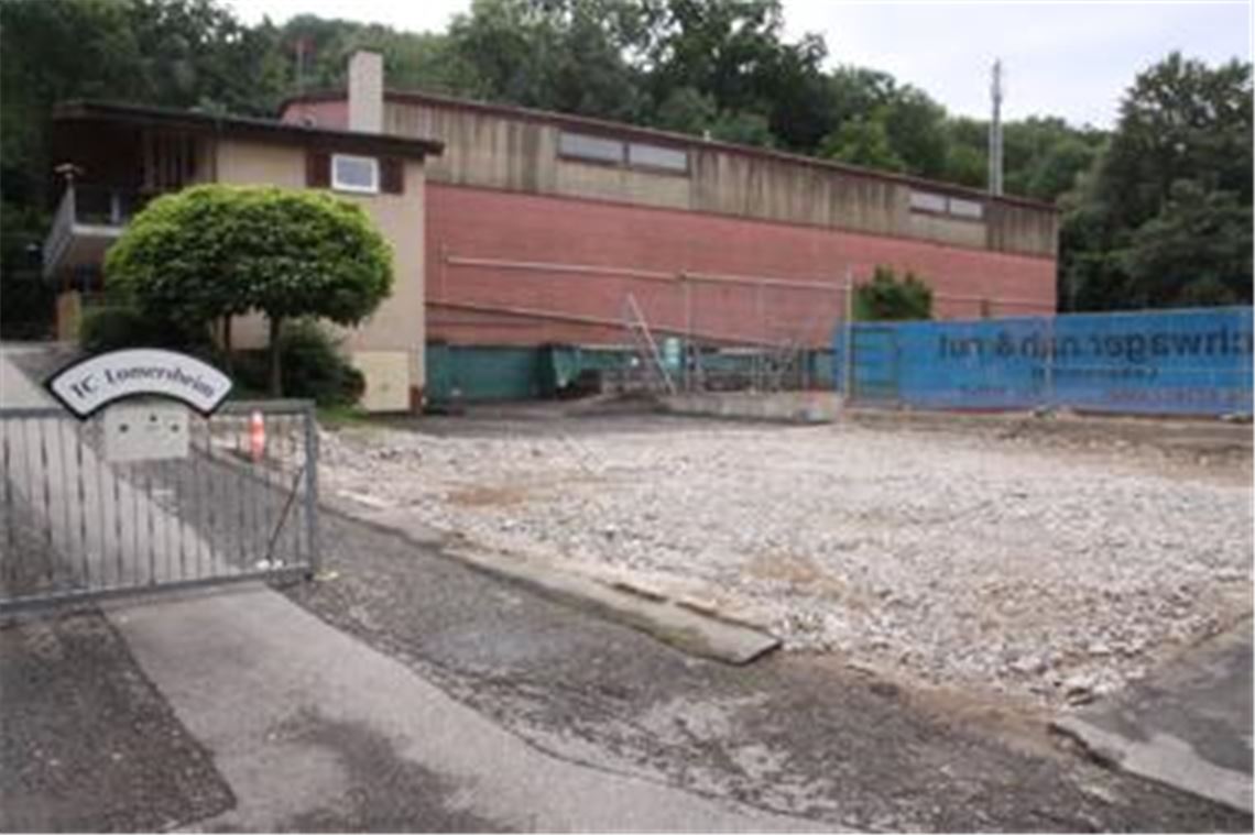 Ein Schotterbett, wo seither eine Brandruine stand. Bald soll die Fläche begrünt werden und bei Vereinsheim und Tennishalle des TC Lomersheim ein neuer Geräteschuppen entstehen.  Foto: Eigner