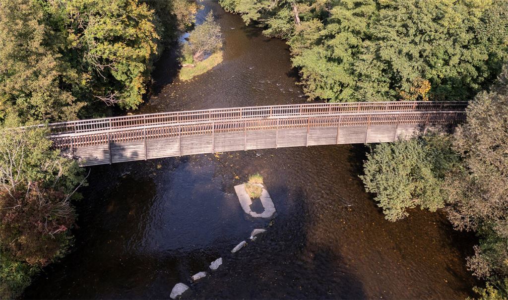 Ein „Schrammel-Steg“-Ersatz könnte rund eine Million Euro kosten. Fotos: Archiv