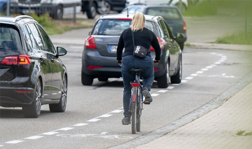 Ein Schutzstreifen für Radfahrer hält Autos und Brummis auf Abstand. Foto: Archiv
