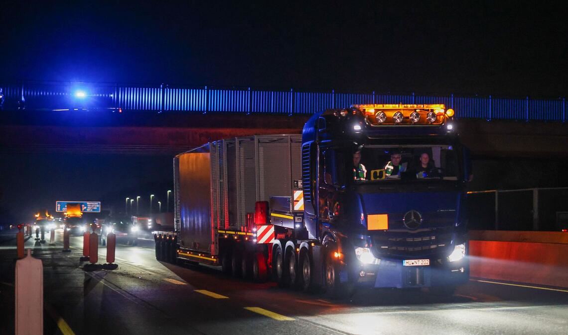 Ein Schwerlasttransporter, der einen Castor-Behälter mit Atommüll geladen hat, befährt die Bundesautobahn A3 in Höhe Bottrop, kurz bevor er auf die A31 in Richtung Münsterland wechselt. Castor-Transporte sind durch Nordrhein-Westfalen von Jülich nach Ahaus geplant.