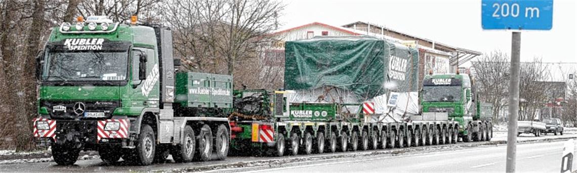 Ein Schwertransport von Bretten nach Sindelfingen konnte aufgrund der Wetterlage nicht weiterfahren und ist an der B10 auf Höhe des Gewerbegebietes Waldäcker abgestellt worden. 