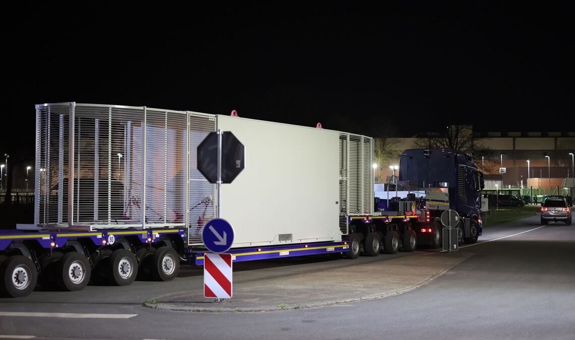 Ein Schwertransporter mit einem Castor-Behälter kommt im Zwischenlager Ahaus im Münsterland an.