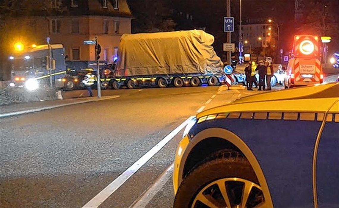 Schwertransporter fährt sich fest