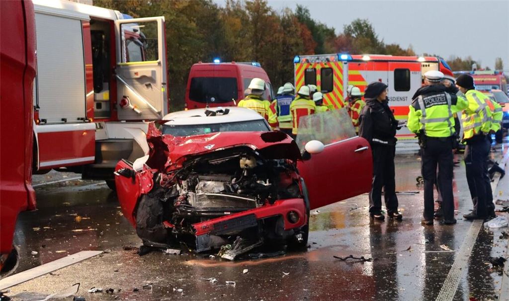 Ein Schwerverletzter wurde mit dem Rettungshubschrauber ins Krankenhaus gebracht.