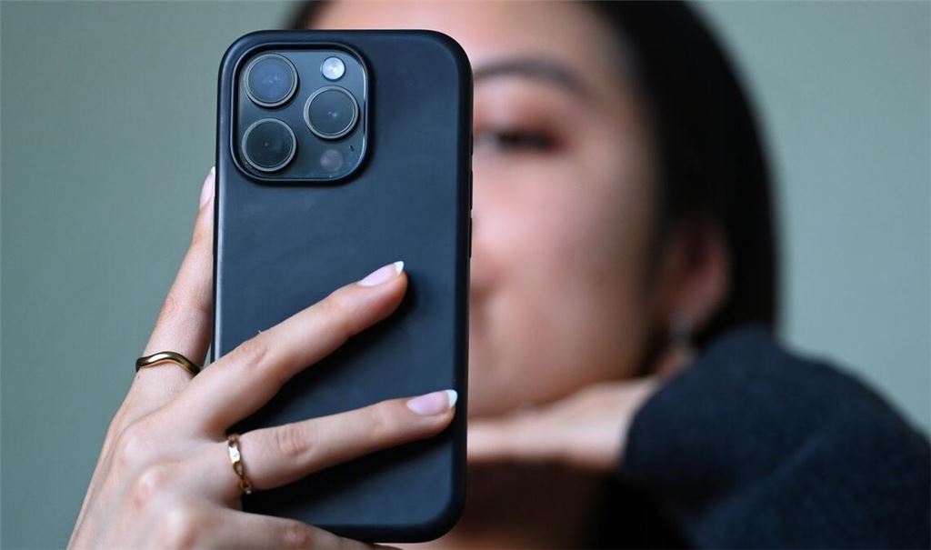 Ein Selfie für die nächste Instagram-Story - das könnte für Kinder- und Jugendliche bis zu einer bestimmten Altersgrenze künftig tabu sein. (Symbolbild)