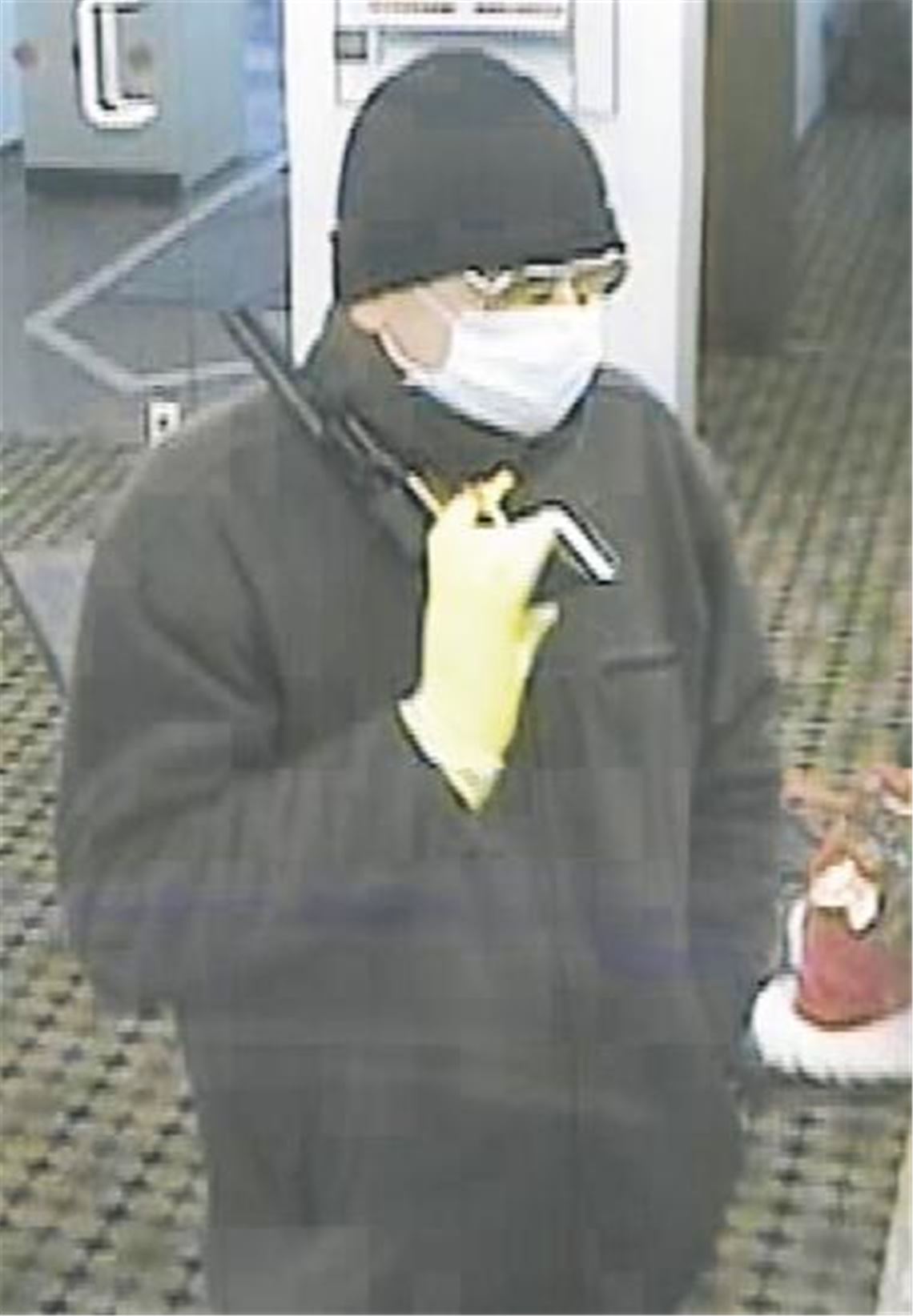 Ein Serienbankräuber? Das Bild der Überwachungskamera zeigt den Täter vom 11. Dezember 2009 beim Überfall auf die Sparkasse in der Östlichen Karl-Friedrich-Straße in Pforzheim. Foto: pol