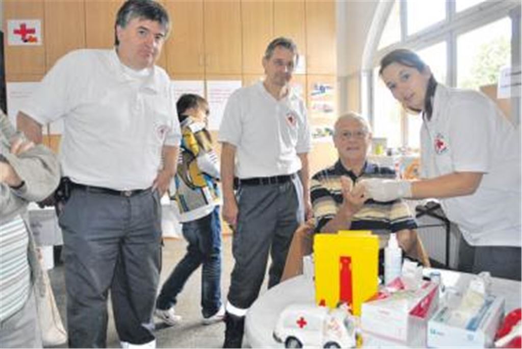 Ein Service für die Gäste: die Blutdruckmessung sowie Zucker- und Cholesterinwertbestimmung. Wolfgang Haalboom (v. l.) und Dr. Thomas Haalboom freuen sich über das Interesse. Foto: Stahlfeld