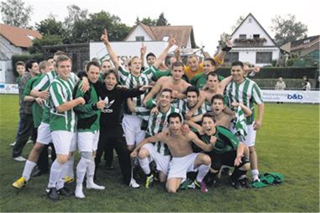 Ein Sieg des Willens: Nach einer Vielzahl vergebener Chancen und Halbzeitrückstand dreht Sternenfels die Partie und feiert den Aufstieg.
Foto: Eigner