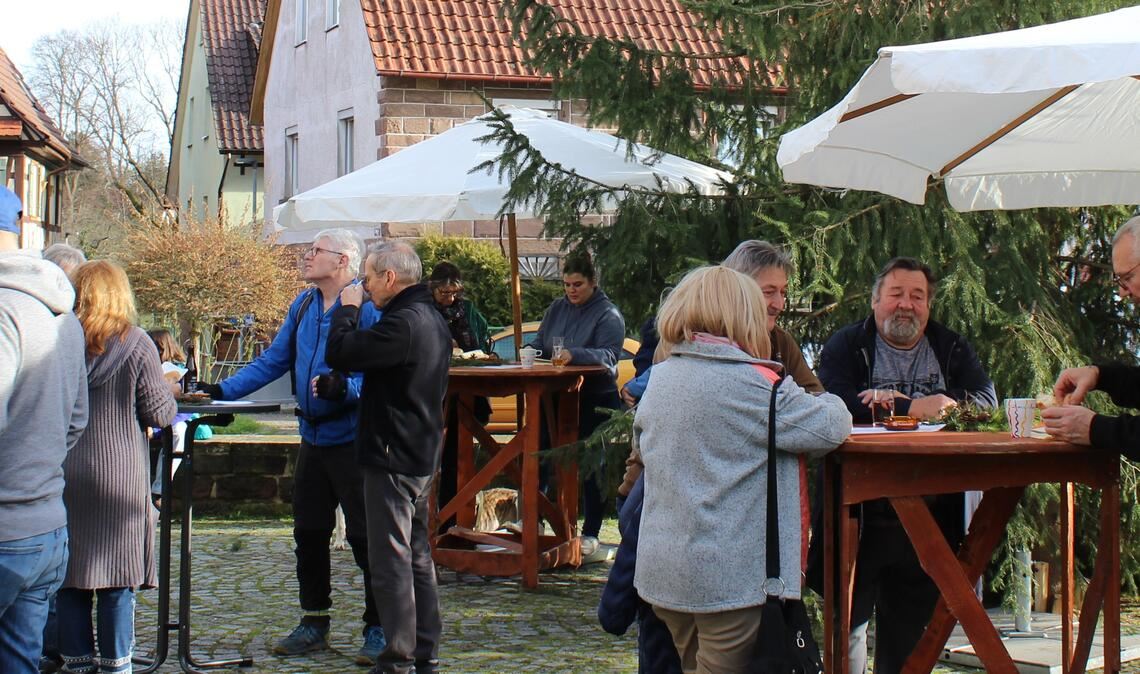 Ein „Silvesterständerle“ bei Frühlingswetter bietet das Team des Sängerbundes Zaisersweiher auf dem Kronenplatz im Maulbronner Stadtteil. Foto: Gießler