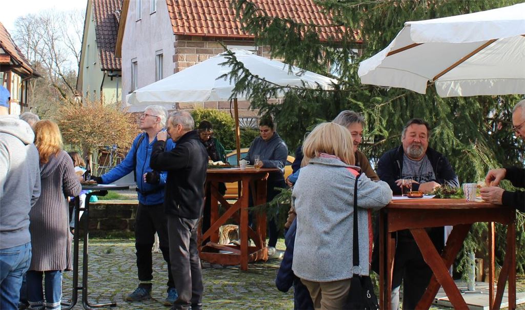 Ein „Silvesterständerle“ bei Frühlingswetter bietet das Team des Sängerbundes Zaisersweiher auf dem Kronenplatz im Maulbronner Stadtteil. Foto: Gießler
