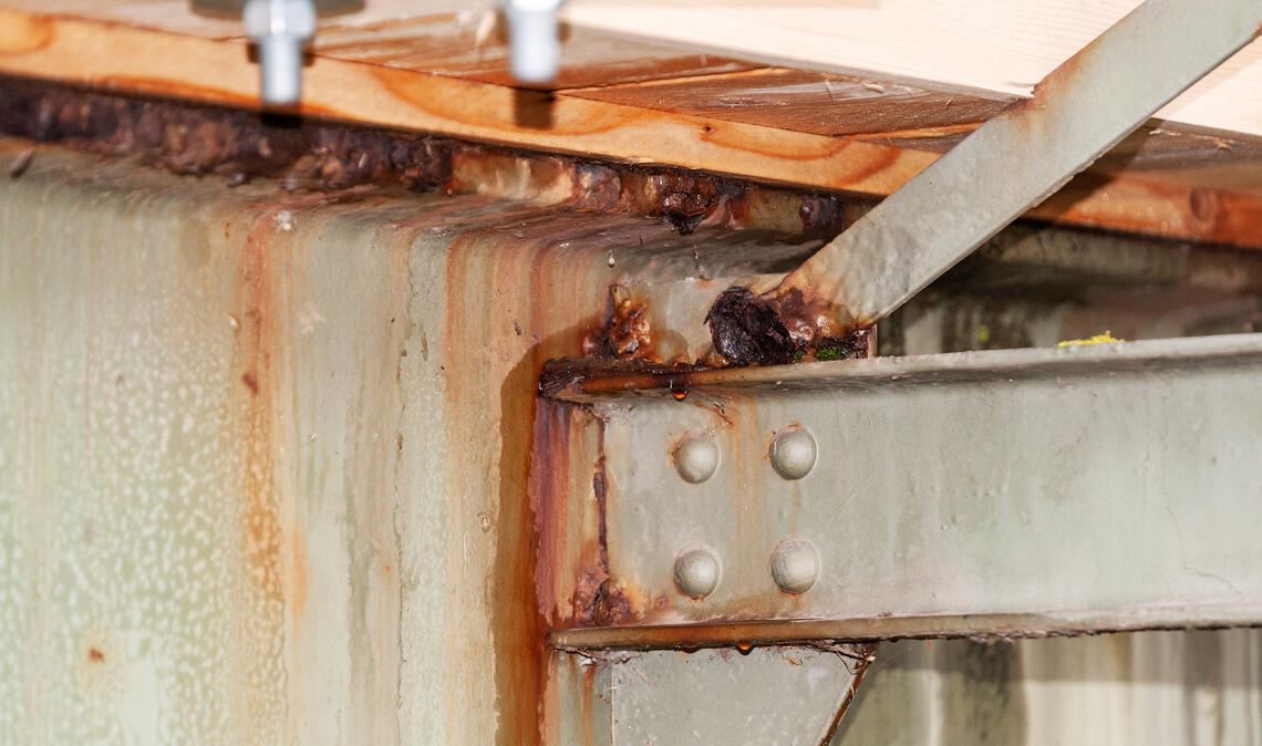 Ein Sinnbild für marode Infrastruktur: die rostige Brücke im Mühlacker Stadtteil Mühlhausen. Foto: Archiv