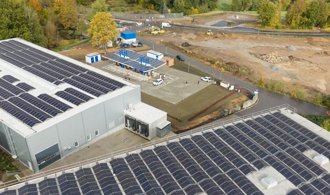 Ein Solarpark in Sachsen, der dem Laden von Elektroautos dient. (Archivbild)