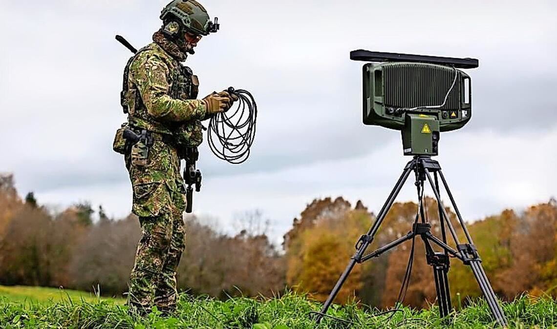 Ein Soldat baut ein Bodenradar auf, das bei Thales Deutschland in Ditzingen hergestellt wurde.