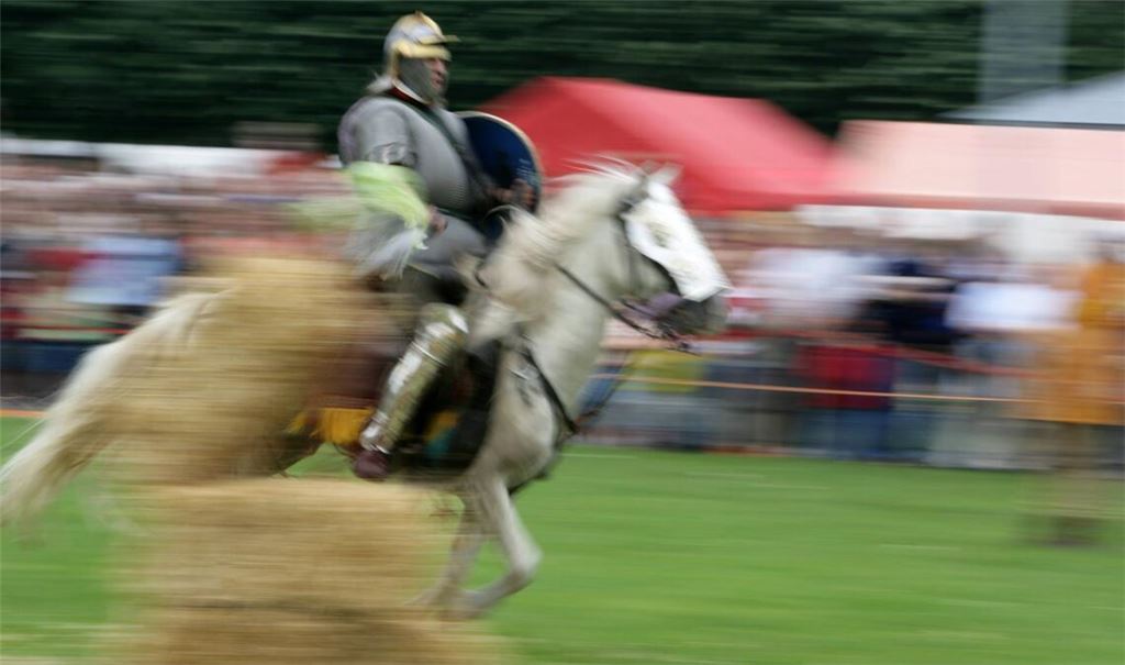 Ein Soldat der römischen Kavallerie reitet auf seinem Pferd während einer Kavallerievorführung anlässlich des Römerfestes in Xanten (Archivfoto).