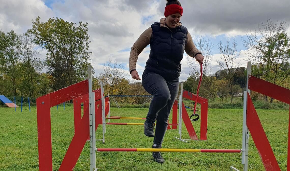 Ein Spaß für die ganze Familie: Inge Hilkert (26) springt mit ihrem imaginären Hund über ein Hindernis.