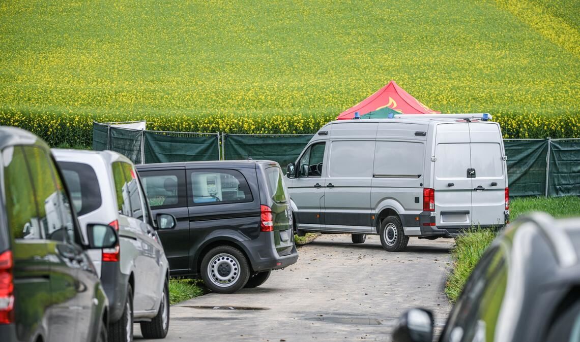 Ein Spaziergänger hatte die Leiche am Morgen auf einem Feldweg in einem landwirtschaftlichen Gebiet zwischen den Teilorten Fürfeld und Bonfeld in Bad Rappenau entdeckt.