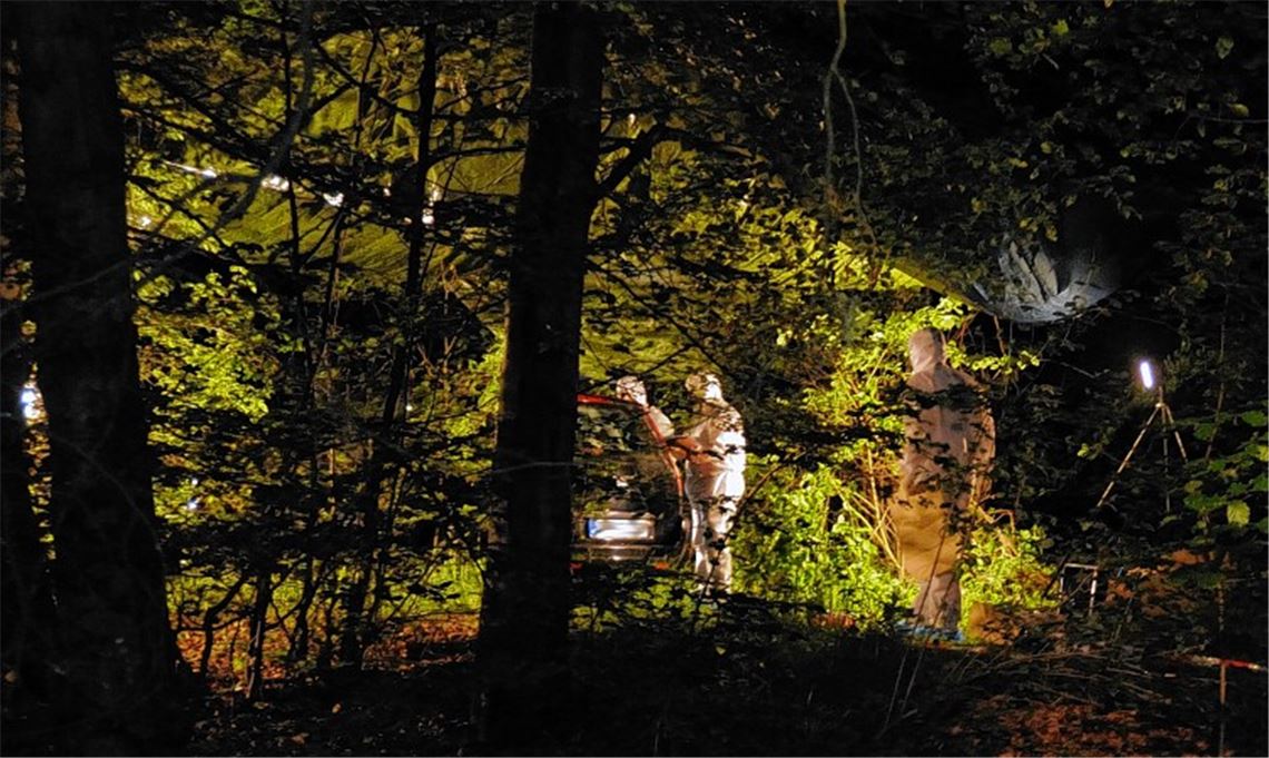 Ein Spaziergänger stößt im Wald an der B-10-Osttangente am Dienstag gegen 18.30 Uhr auf eine männliche Leiche und informiert die Polizei. Die Ermittler finden unweit des Toten in einem Auto die Leiche einer Frau. Die Untersuchung durch die Kriminaltechniker der Polizei dauert bis spät in die Nacht. Am Mittwochmorgen sprechen die Beamten von einem „erweiterten Suizid“.