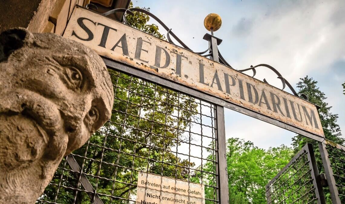 An diesen Orten findet man Ruhe Ein Spaziergang im Grünen oder wie hier durchs Lapidarium kann Stress reduzierend wirken.