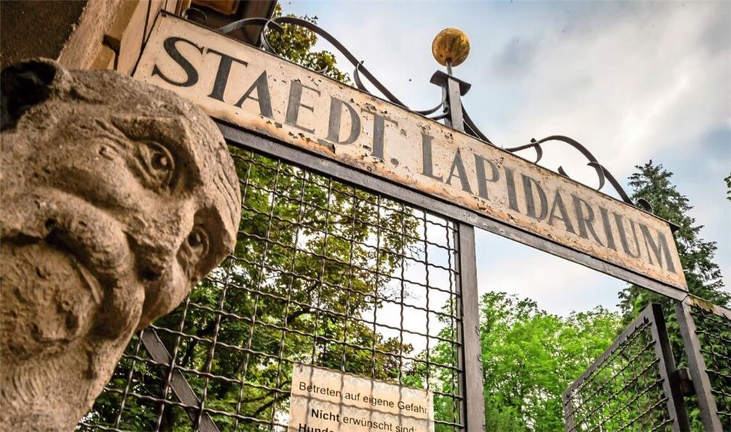 Ein Spaziergang im Grünen oder wie hier durchs Lapidarium kann Stress reduzierend wirken.