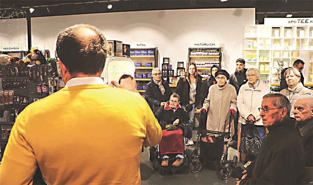 Ein Spaziergang mit drei Stationen: Jochen Sauer berichtet über die Aufgaben einer Apotheke. Fotos: Deeg