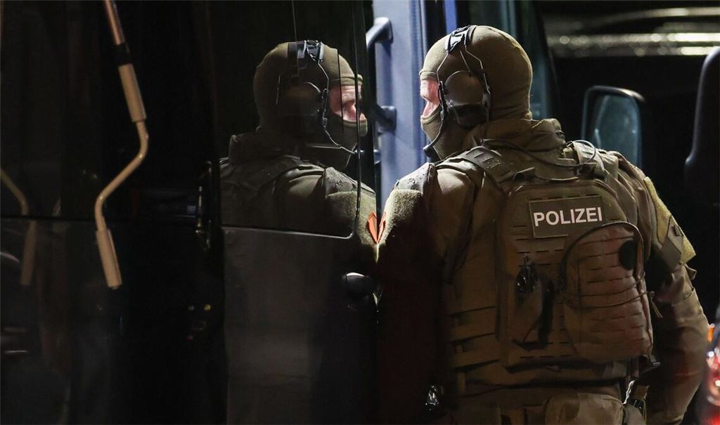 Ein Spezialeinsatzkommando (SEK) bei einer Bedrohungslage im Einsatz, bei der ein Polizist angeschossen wurde. Der Schütze hat sich mittlerweile gestellt.