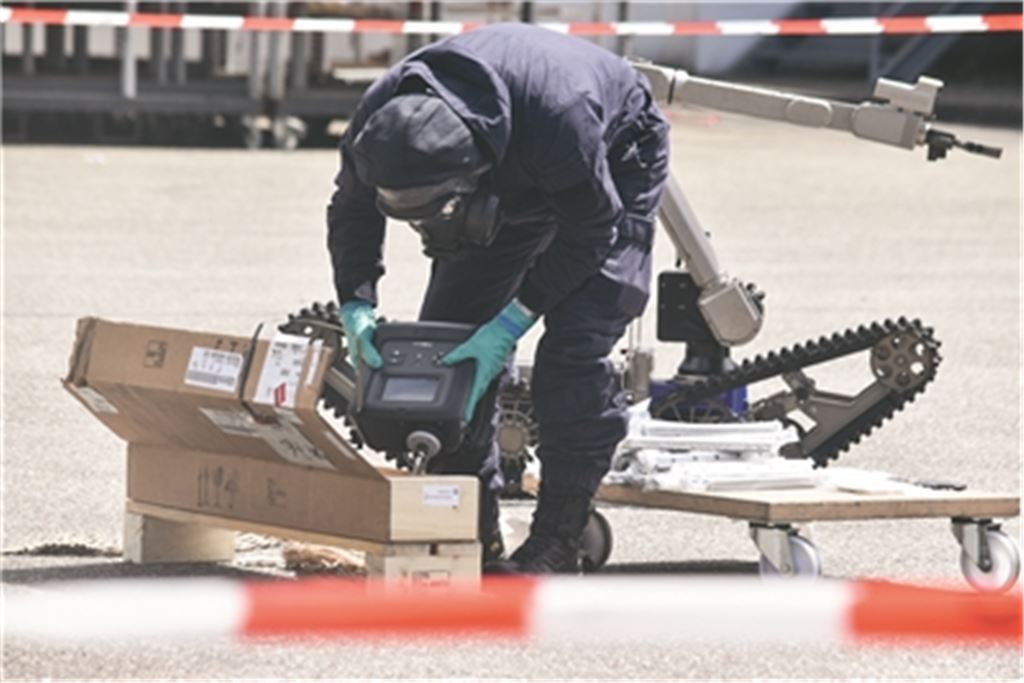 Ein Spezialist des Landeskriminalamts untersucht auf dem Gelände der Firma Elumatec den Inhalt eines Pakets auf etwaige gefährliche Inhalte. Fotos: Myroshnichenko