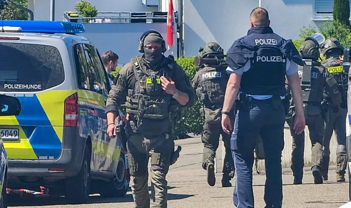 Ein Spezialkommando der Polizei rückt in Eisingen an. Foto: myro