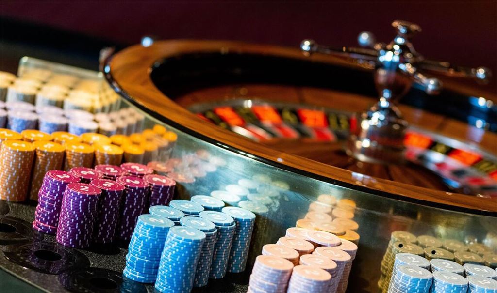 Ein Spieltisch mit Spielchips für Roulette steht im Kasino Baden-Baden (Archivbild).