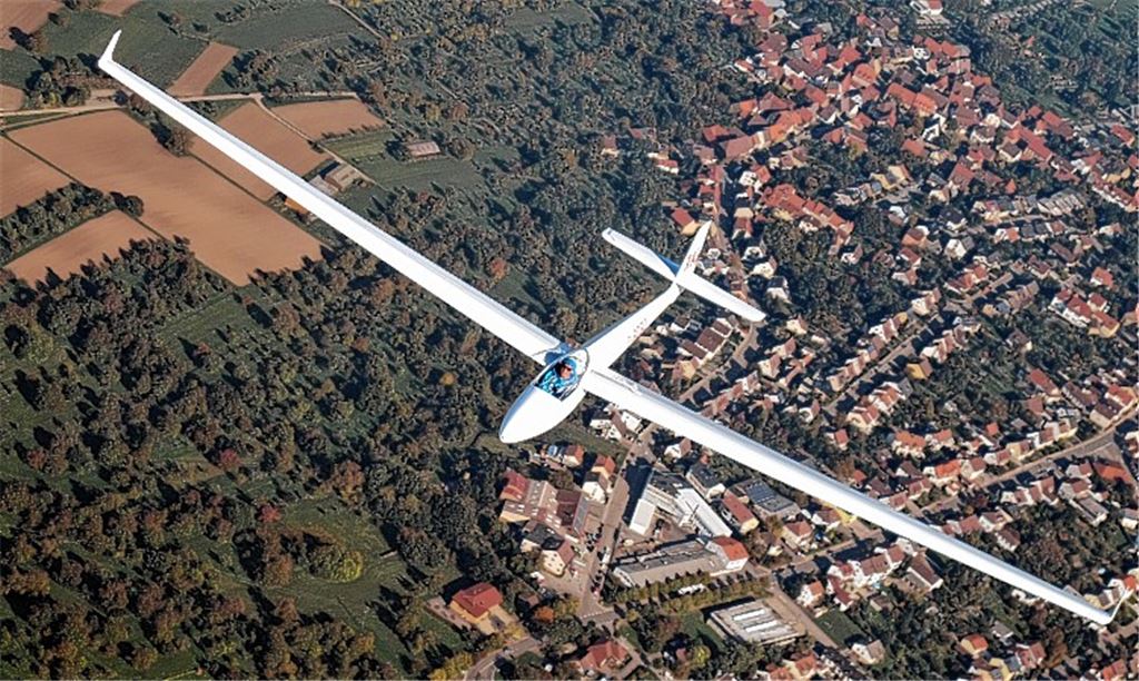 Ein Sport ohne jegliche Bodenhaftung: Julian Klemm verbringt viel Zeit im Cockpit seiner „Standard Libelle“. Allein mit Talent wird man schließlich nicht Deutscher Juniorenmeister.