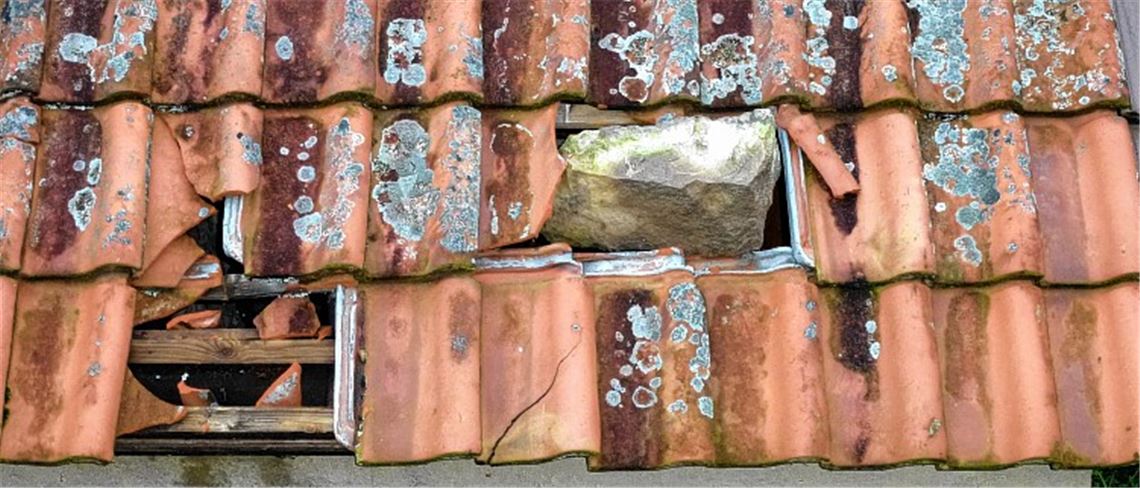 Ein Stein hat das Dach einer Wengerthütte bei Mühlhausen zertrümmert. Fotos: privat